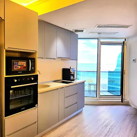Apartment Beachfront Mla Boutique - White Titanic