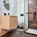 Beachfront Mla Boutique - White Titanic דירה