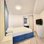 Beachfront Mla Boutique - White Titanic