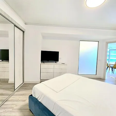 Beachfront Mla Boutique - White Titanic