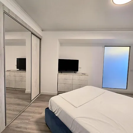 Beachfront Mla Boutique - White Titanic